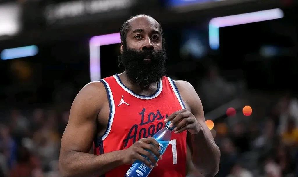 爱游戏体育-关于哈登连续十二场比赛得分超过反败为胜，美国队不断突破！赛场气氛高涨的信息-爱游戏体育