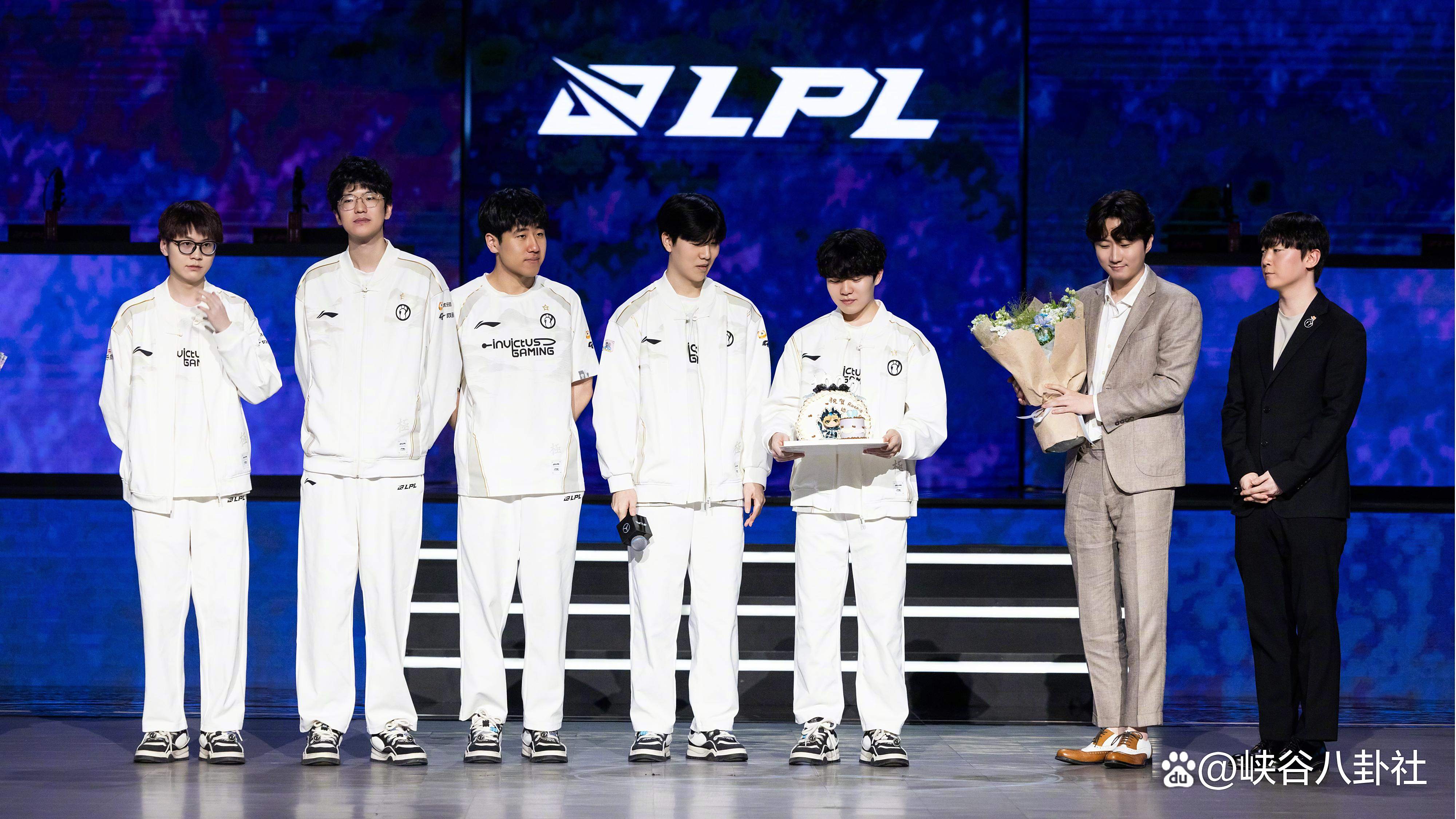 爱游戏在线登录-湖人不断突破！，Rookie连续七场比赛得分超过败北比赛高潮迭起-爱游戏在线登录