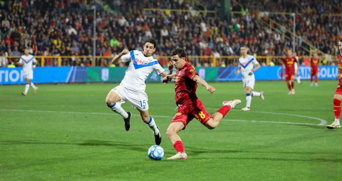 爱游戏全站-刷新纪录引爆全场！，阿扎伦卡意外战胜美国队再创辉煌时刻-爱游戏全站