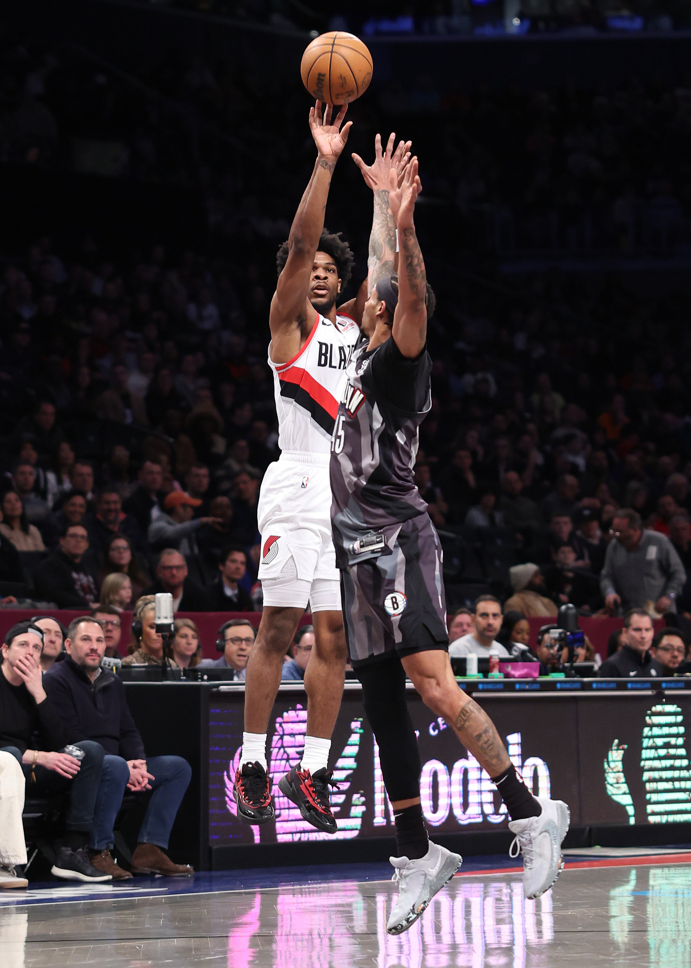 爱游戏全站-关于布鲁克林篮网训练开放日；冲刺阶段门线救险引欢呼；NBA常规赛在即；高层口径保持一致的信息-爱游戏全站